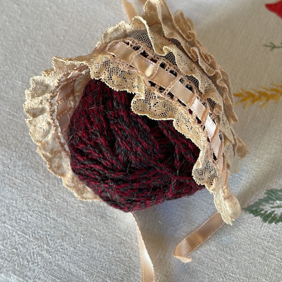 Antique lace baby's christening bonnet, ties under chin and in the back - Picture 5 of 10